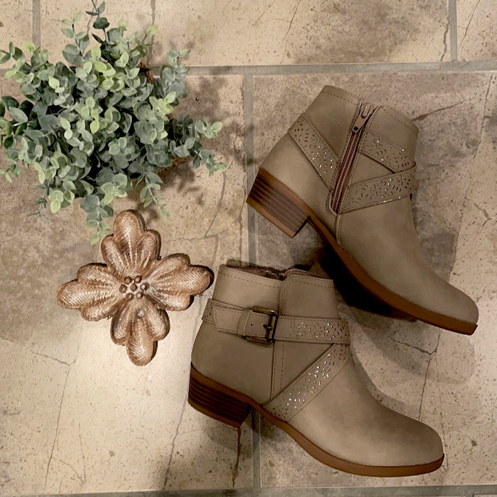 Girls bootie size 4